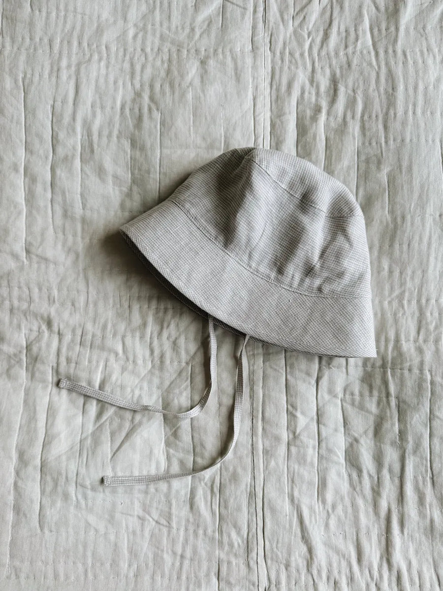 <tc>Loui baby hat beach</tc>