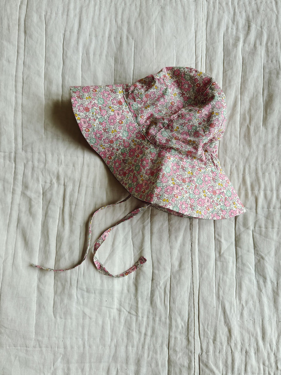 <tc>Yvonne hat pink betsy</tc>