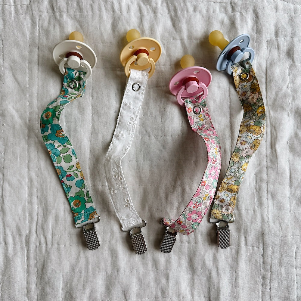 Lalaby - Pacifier clip broderie anglaise