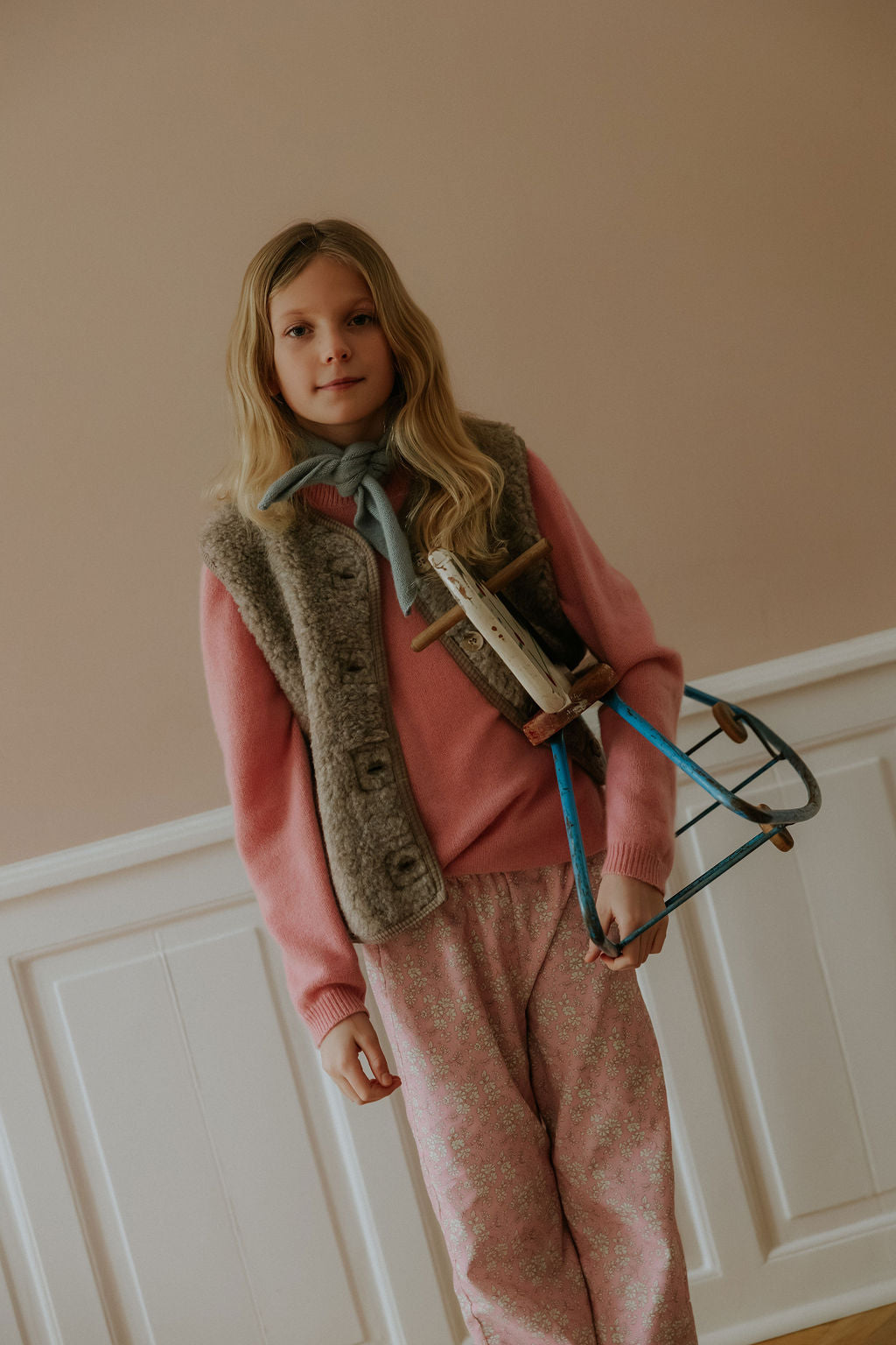 Girl wearing Lalaby Atlas scarf in dove blue cashmere