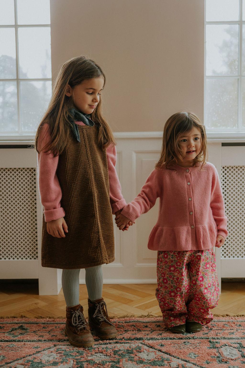 Girl wearing Lalaby Atlas scarf in storm grey cashmere 