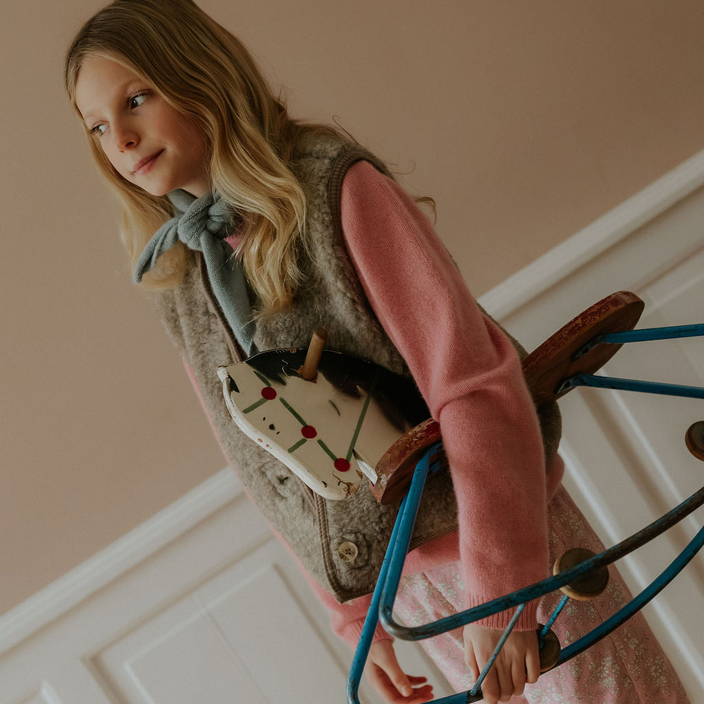 Girl wearing Lalaby Colin jumper in sorbet pink cashmere