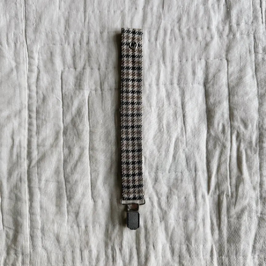 Lalaby pacifier clip for babies in tweedy check organic cotton, with a metal clip for attachment