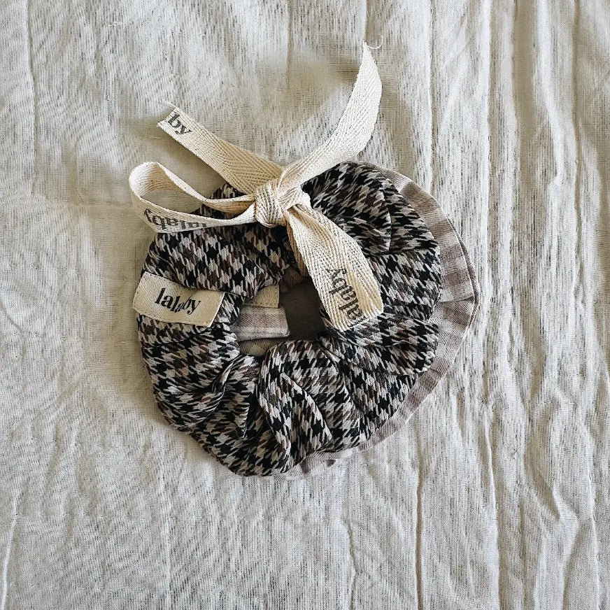 Lalaby 2-pack of scrunchies for kids and adults in 100% organic cotton Tweedy check and Beige gingham