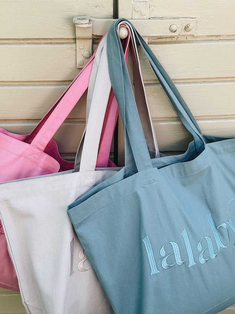 Lalaby Toto tote bags in three colorways; sorbet pink, natural beige and pool blue, made from organic cotton, for everyday use