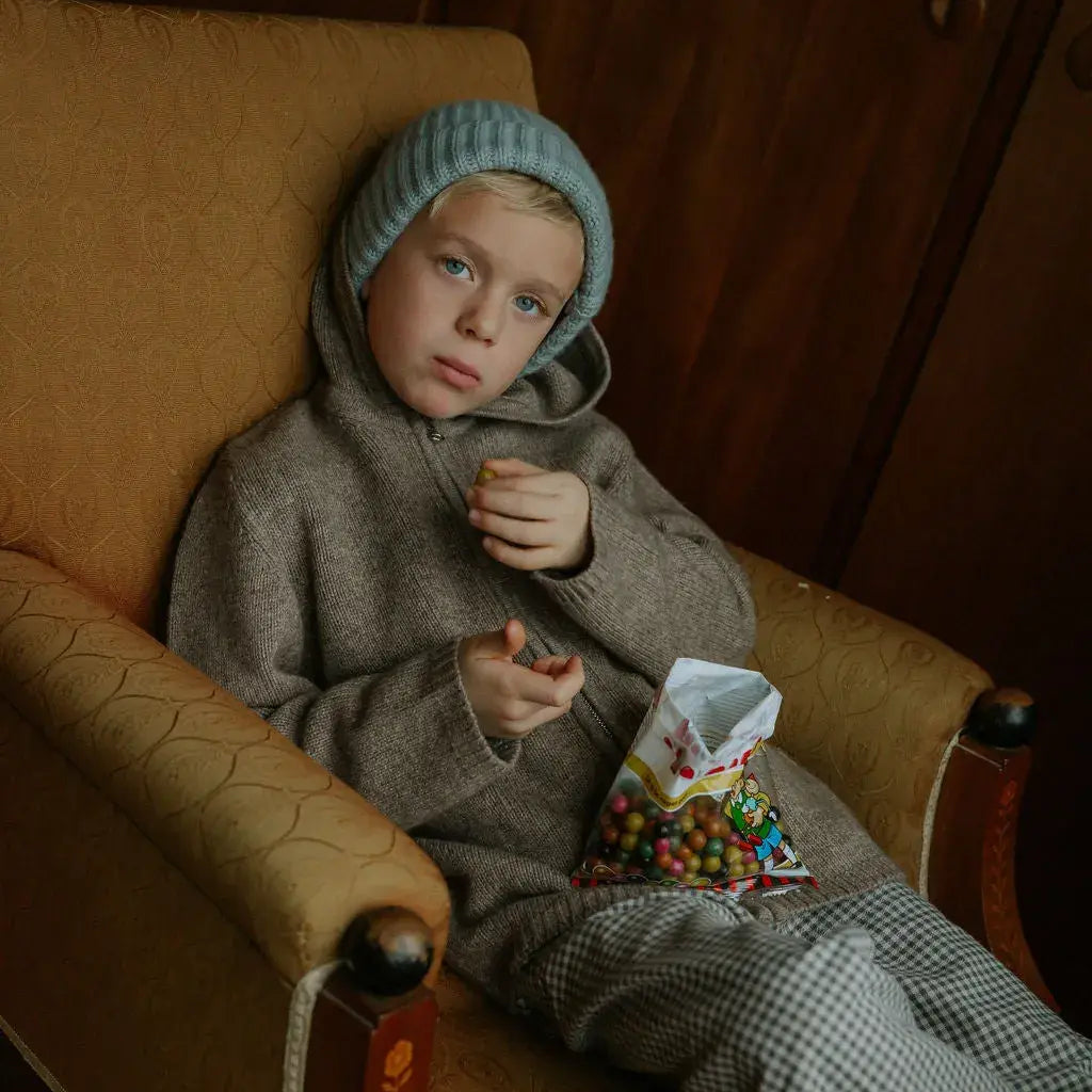 Boy wearing Lalaby Woody beanie in dove blue cashmere