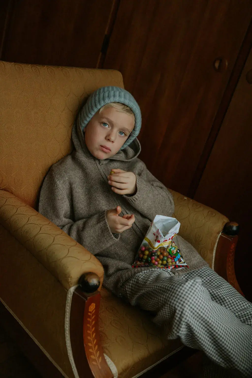 Boy wearing Lalaby Woody beanie in dove blue cashmere