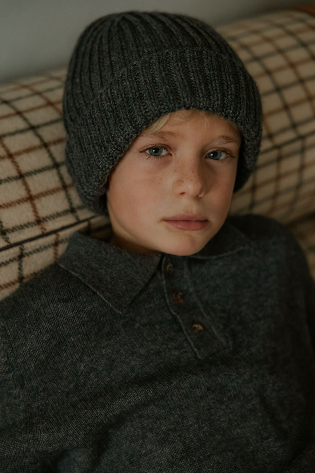 Boy wearing Lalaby Woody beanie in storm grey cashmere