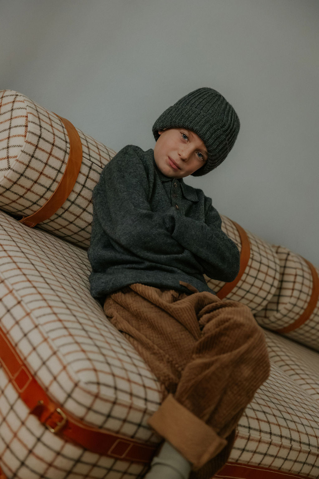 Boy wearing Lalaby Woody beanie in storm grey cashmere
